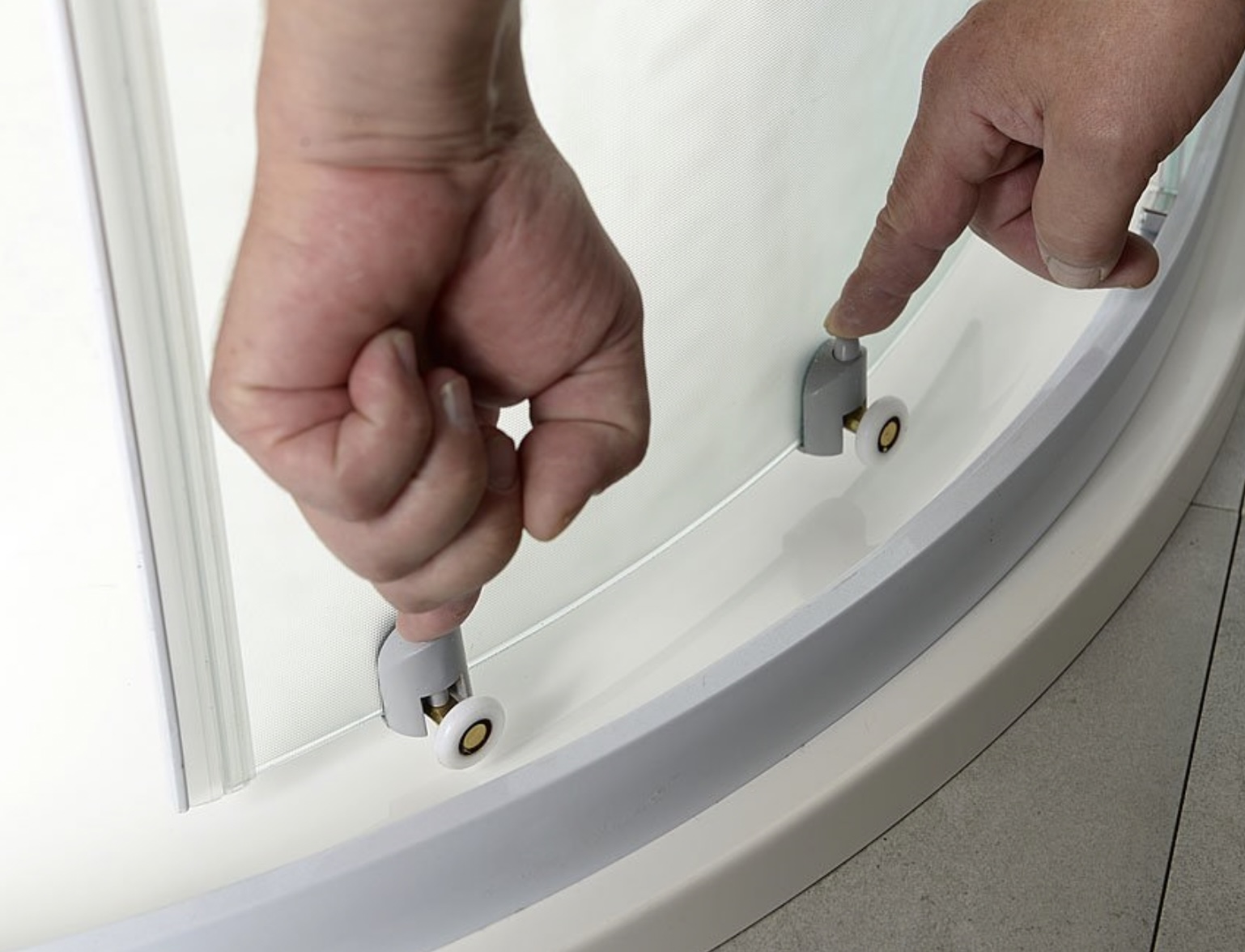 Монтаж дверей на душевые кабины Установка дверей на душевые кабины