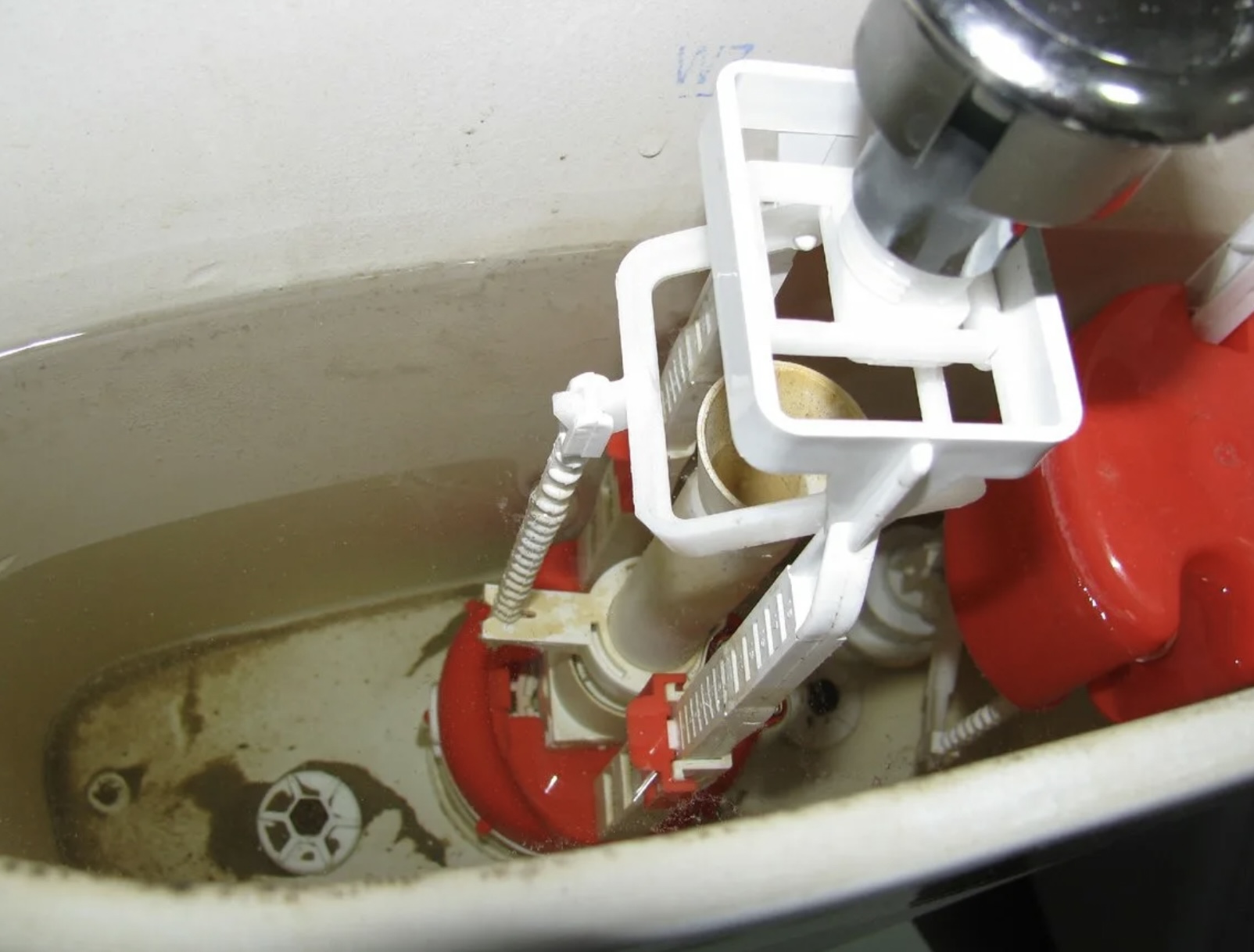 Замена сливной арматуры унитаза Замена арматуры в сливном бачке унитаза