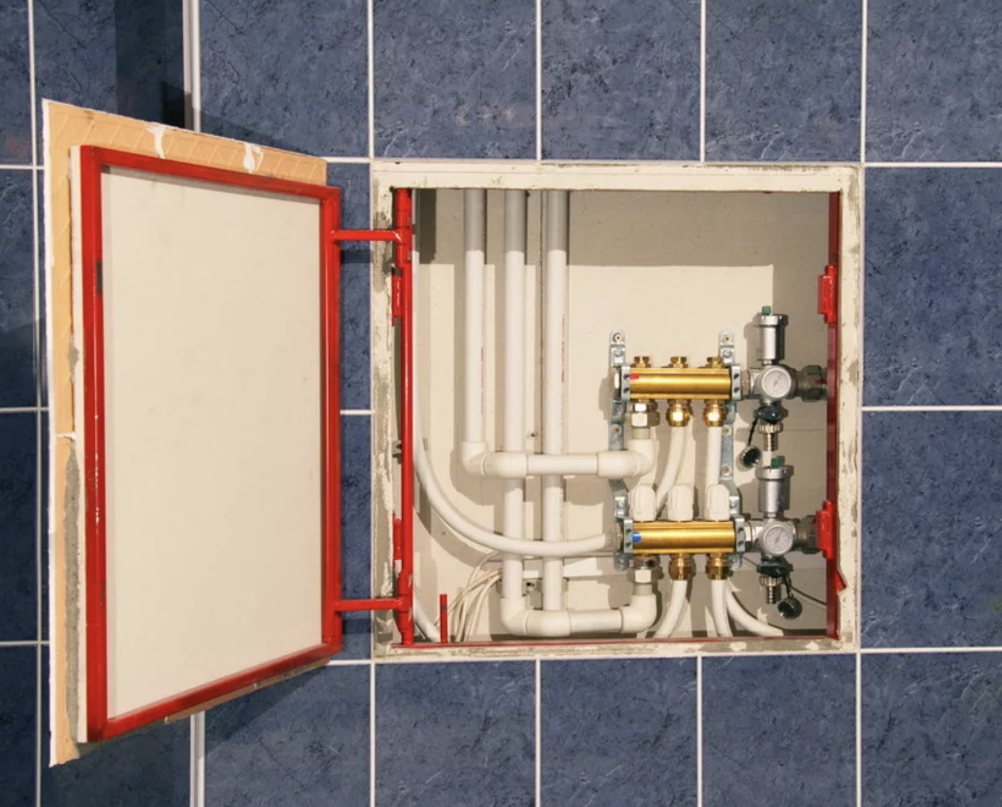 Установка сантехнического люка Установка ревизионного люка